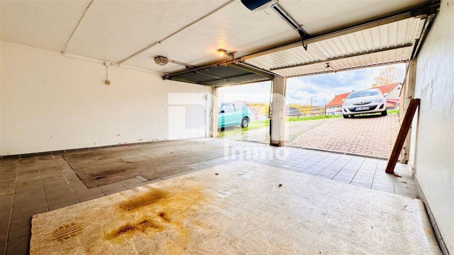 Modernisiertes Dreifamilienhaus + 2 Garagen in idyllischer Lage / großes Grundstück / Panoramablick - Doppelgarage